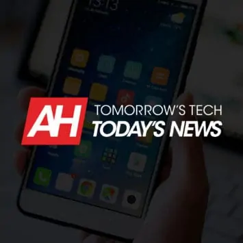 Handhaltendes Telefon mit Android-Schlagzeilen-Logo „Tomorrow's Tech, Today's News“.